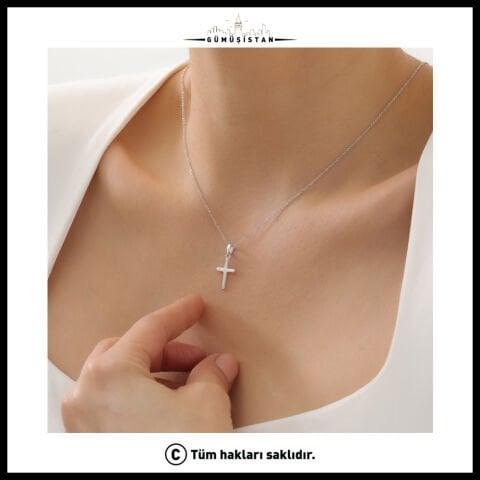 Minimal Haç Kolye – Gümüş Renk Zarif Cross Kadın Kolyesi