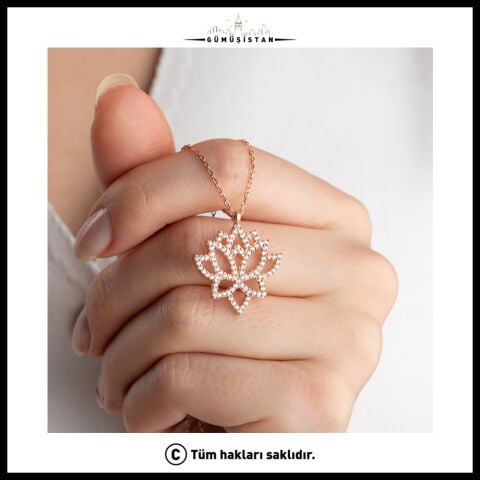 925 Ayar Gümüş Katlı Lotus Kolye – Zarif ve Taş Detaylı Lotus Çiçeği Tasarımı