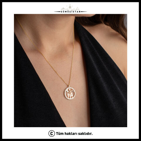Aile Ağacı Kolye – Renkli Taşlı Anne Baba ve Çocuk Figürlü Zirkon Taşlı Aile Kolyesi