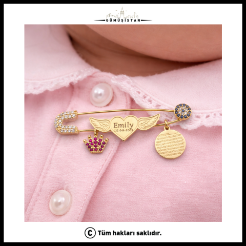 Kişiye Özel Ayetel Kürsili Kanatlı Kalp Bebek Nazar İğnesi – İsim ve Tarih Yazılı Taşlı Taçlı Bebek İğnesi