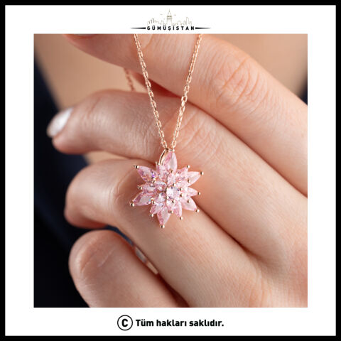 925 Ayar Gümüş Pembe Taşlı Lotus Çiçeği Kolye – Zarif Çiçek Figürlü Işıltılı ve Romantik Kadın Kolyesi
