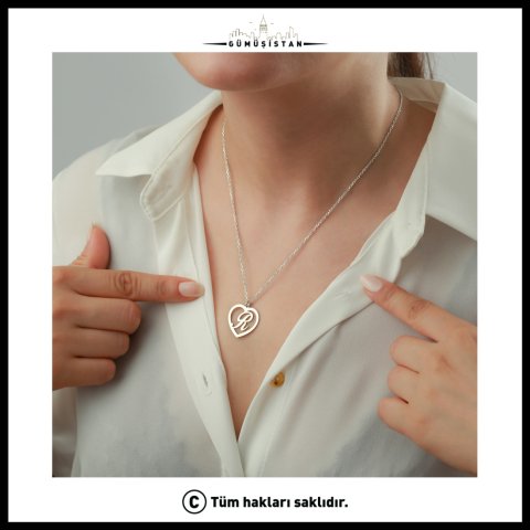 Kişiye Özel Kalp İçinde Harf Kolye – Baş Harfli Kalp Kolye