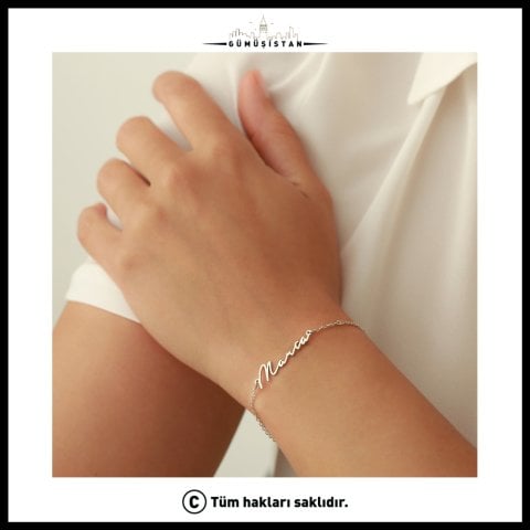 Kişiye Özel El Yazısı İsim Bilekliği – İmza Stilinde Minimal Gold Kadın Bileklik