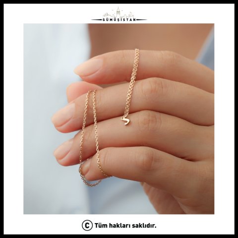 Kişiye Özel Tek Harf Kolye – Minimal Baş Harf Kolyesi