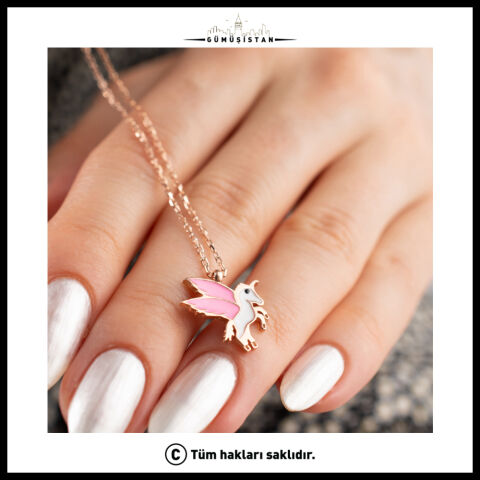 Pembe Kanatlı Unicorn Kolye – Renkli Mineli Sevimli At Kolyesi – Kadın ve Kız Çocuk Hediyesi