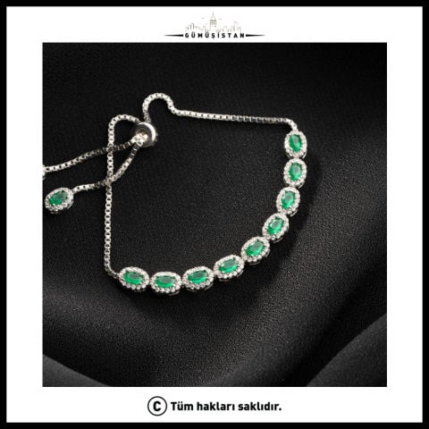 Zümrüt Yeşili Oval Taşlı Asansörlü Bileklik – Işıltılı Kadın Bilekliği