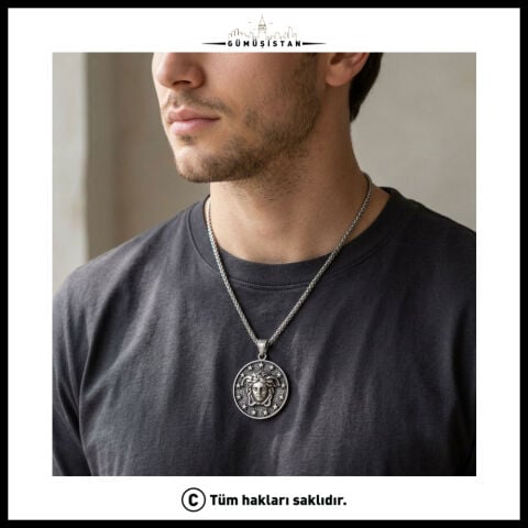 Medusa Figürlü Yıldız Detaylı Çelik Erkek Kolye – Antik Gümüş Görünümlü Madalyon Kolye