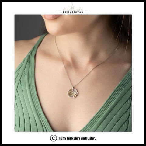 Arı ve Bal Peteği Figürlü Zirkon Taşlı Kolye – Geometrik Petek Kolye