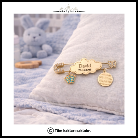 Kişiye Özel İsim ve Tarihli 925 Ayar Gümüş Bebek Nazar İğnesi – Ayetel Kürsi ve Taç Figürlü