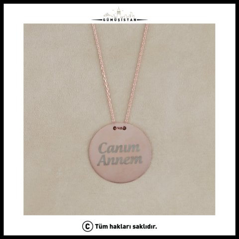 Kişiye Özel Annem Yazılı Plaka Kolye – Mesajlı Gold Anne Kolyesi | Anneler Günü Hediyesi