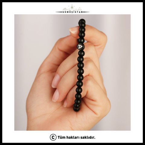 Kişiye Özel Harfli Siyah Oniks Boncuk Bileklik – Minimal Doğal Taş Bileklik