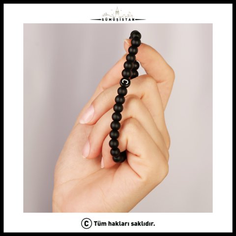 Kişiye Özel Harfli Siyah Oniks Boncuk Bileklik – Minimal Doğal Taş Bileklik