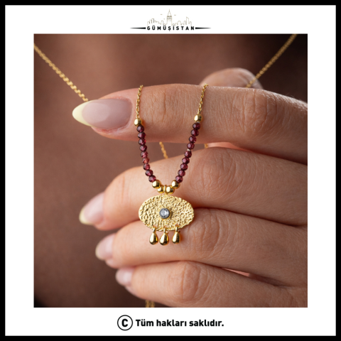 925 Ayar Gümüş Garnet Taşlı Kolye – Otantik Madalyon Figürlü Bordo Boncuk Detaylı Kadın Kolyesi