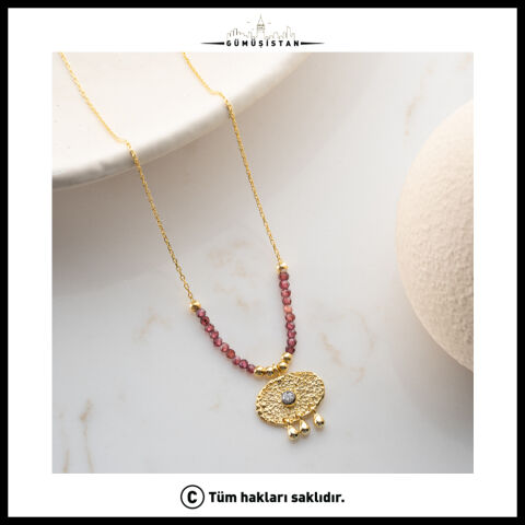 925 Ayar Gümüş Garnet Taşlı Kolye – Otantik Madalyon Figürlü Bordo Boncuk Detaylı Kadın Kolyesi