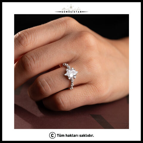 925 Ayar Gümüş Oval Zirkon Taşlı Ayarlanabilir Tektaş Kadın Yüzük