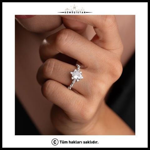 925 Ayar Gümüş Oval Zirkon Taşlı Ayarlanabilir Tektaş Kadın Yüzük
