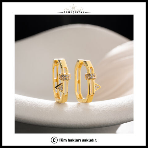 925 Ayar Gümüş Gold Zirkon Taşlı Geometrik Üçgen Detaylı Halka Küpe