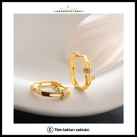 925 Ayar Gümüş Gold Zirkon Taşlı Geometrik Üçgen Detaylı Halka Küpe