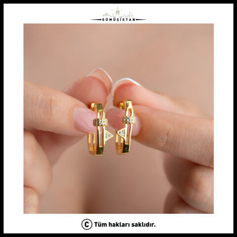 925 Ayar Gümüş Gold Zirkon Taşlı Geometrik Üçgen Detaylı Halka Küpe