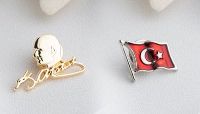 Milli Günlerde takılacak Atatürk İmzalı ve Türk bayraklı yaka rozeti
