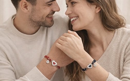 Aynı model Bileklik takmış sevgili çift