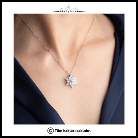 925 Ayar Gümüş Lotus Kolye – Katmanlı Lotus Çiçeği Tasarımlı Taşlı Kadın Kolyesi