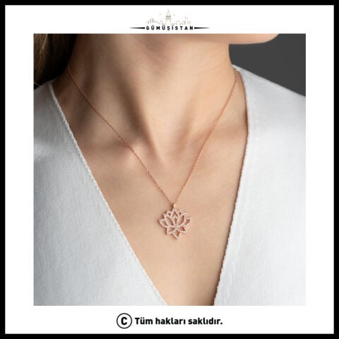 925 Ayar Gümüş Katlı Lotus Kolye – Zarif ve Taş Detaylı Lotus Çiçeği Tasarımı