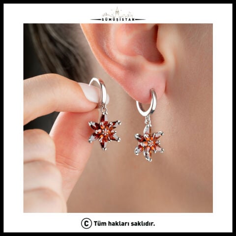 925 ayar gümüş kırmızı taşlı çiçek küpe. Zarif sallantılı tasarımıyla özel gün kombinlerinize ışıltı katın