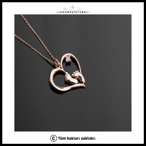 Anne Bebek Ayak İzi Kalp Kolye – Zirkon Taşlı Rose Gold Anne Çocuk Kolyesi
