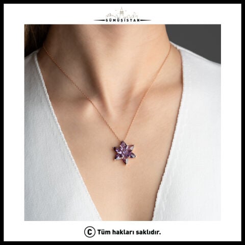 925 Ayar Gümüş Mor Taşlı Lotus Çiçek Kolye – Lotus Çiçek Figürlü, Işıltılı ve Zarif Kadın Gümüş Kolye