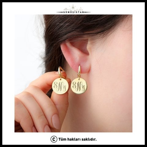 Kişiye Özel Monogram Küpe – Baş Harf İşlemeli Yuvarlak Sallantılı Küpe