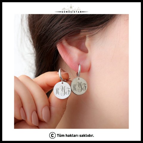 Kişiye Özel Monogram Küpe – Baş Harf İşlemeli Yuvarlak Sallantılı Küpe