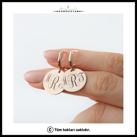 Kişiye Özel Monogram Küpe – Baş Harf İşlemeli Yuvarlak Sallantılı Küpe