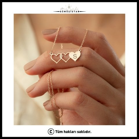 Kişiye Özel 3 Kalpli Harf Kolye – Baş Harfli Aile ve Anne Kolyesi