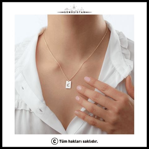 Kişiye Özel Harf Kazımalı Plaka Kolye – Baş Harfli Minimal Kolye