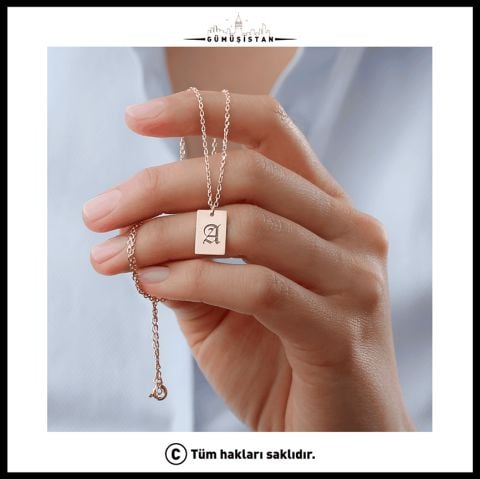 Kişiye Özel Harf Kazımalı Plaka Kolye – Baş Harfli Minimal Kolye