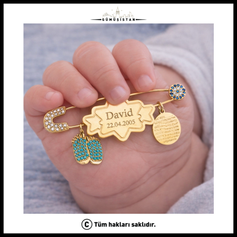 Kişiye Özel Ayetel Kürsili Bebek Nazar İğnesi – İsim ve Tarih Yazılı Ayak İzi Detaylı