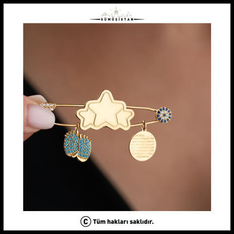 Kişiye Özel Ayetel Kürsili Bebek Nazar İğnesi – İsim ve Tarih Yazılı Ayak İzi Detaylı