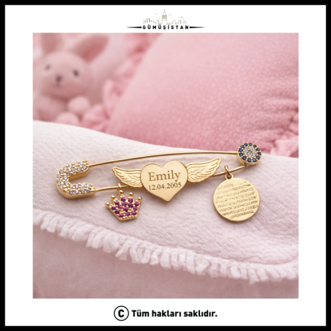Kişiye Özel Ayetel Kürsili Kanatlı Kalp Bebek Nazar İğnesi – İsim ve Tarih Yazılı Taşlı Taçlı Bebek İğnesi
