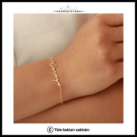 Kişiye Özel El Yazısı İsim Bilekliği – İmza Stilinde Minimal Gold Kadın Bileklik