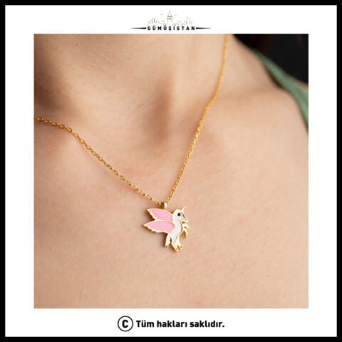 Pembe Kanatlı Unicorn Kolye – Renkli Mineli Sevimli At Kolyesi – Kadın ve Kız Çocuk Hediyesi