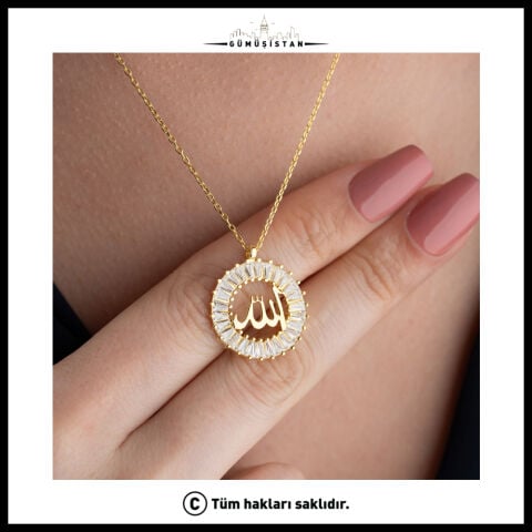 925 Ayar Gümüş Allah Yazılı Baget Zirkon Taşlı Kolye – Dini Motifli Kadın Kolye