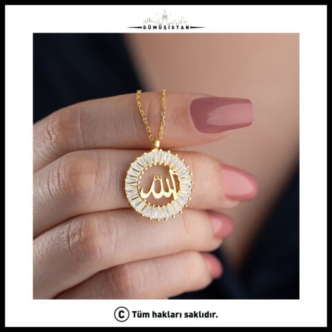 925 Ayar Gümüş Allah Yazılı Baget Zirkon Taşlı Kolye – Dini Motifli Kadın Kolye