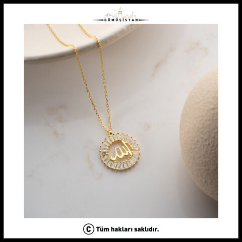 925 Ayar Gümüş Allah Yazılı Baget Zirkon Taşlı Kolye – Dini Motifli Kadın Kolye