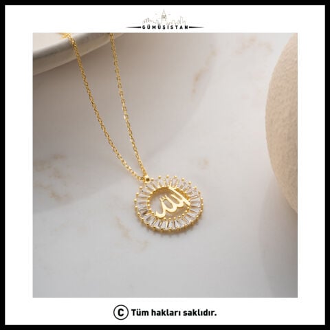 925 Ayar Gümüş Allah Yazılı Baget Zirkon Taşlı Kolye – Dini Motifli Kadın Kolye