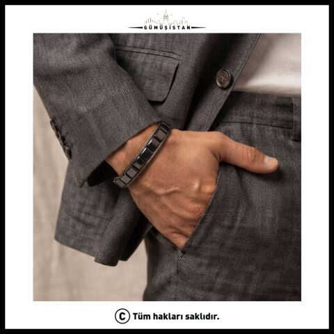 Siyah Çelik Kablo Detaylı Erkek Bileklik – Modern Metal Tasarım