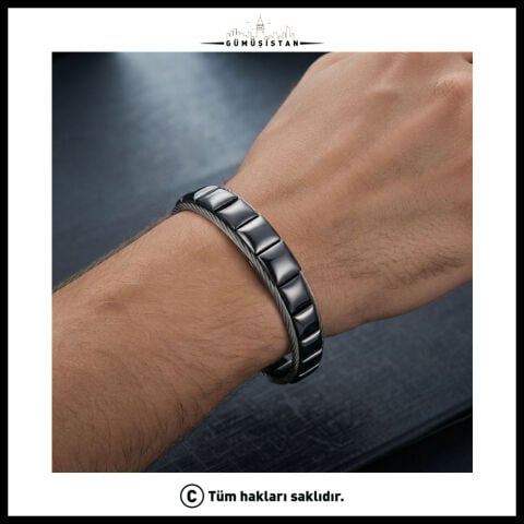 Siyah Çelik Kablo Detaylı Erkek Bileklik – Modern Metal Tasarım