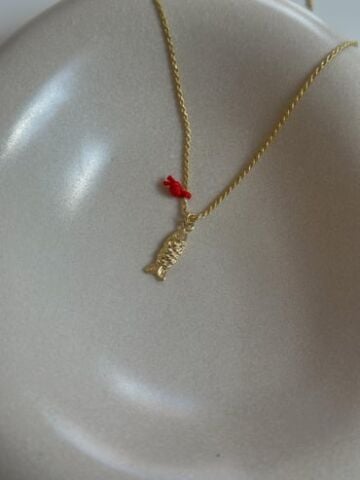 Kırmızı İpli Minik Balıklı Kolye - 925 Ayar Gümüş