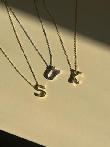 Taşlı Harf Charmlı Plaka kolye- 925 Ayar Gümüş