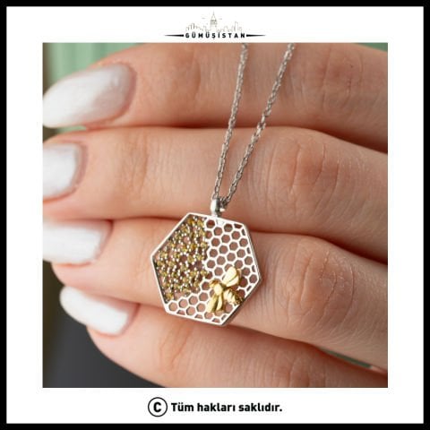 Arı ve Bal Peteği Figürlü Zirkon Taşlı Kolye – Geometrik Petek Kolye